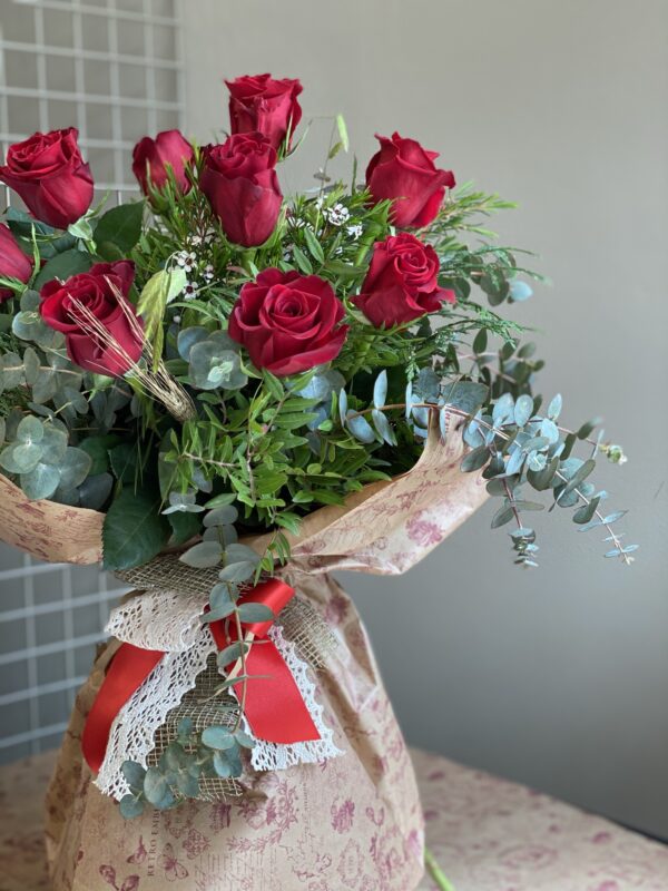 Ramo de 12 rosas rojas - Aràlia Flors